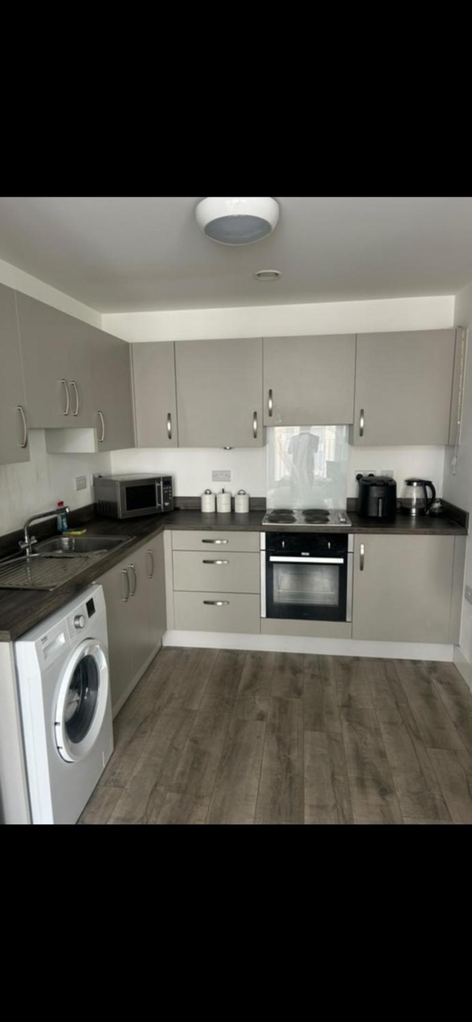 1 Bedroom Flat *